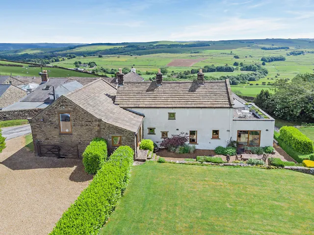 Eyam, Hope Valley, S32, photo 3