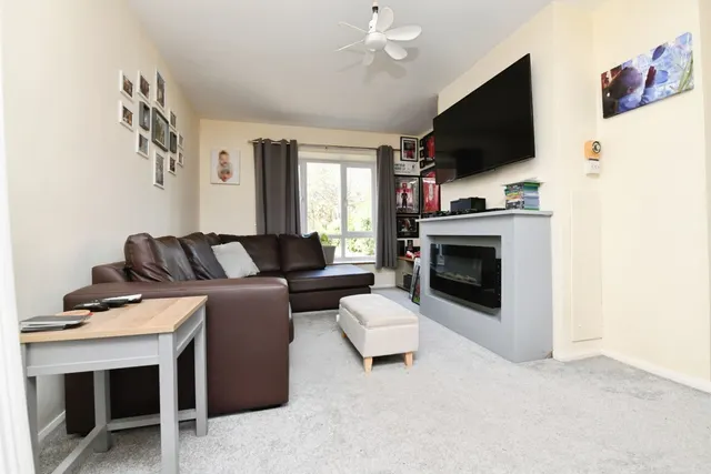 Photo 3 — Spenders Close, Basildon, Essex, SS14