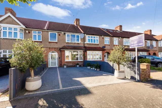 3 bedroom house — Dunbar Avenue, Beckenham, BR3