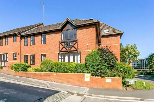 2 bedroom flat — Balfour Court, Station Road, Harpenden, Hertfordshire, AL5 4XT