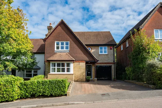 Crawley, RH10, photo 1