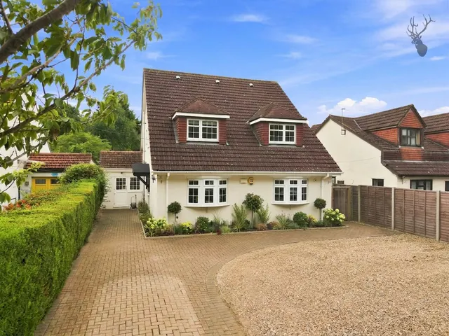 Loughton Lane, Theydon Bois, CM16, photo 1