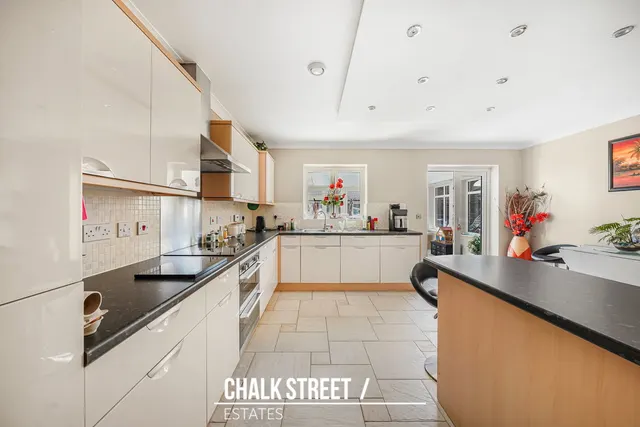 Photo 2 — Elms Close, Hornchurch, RM11 1GN