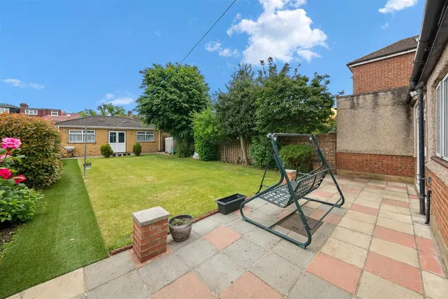 Manston Avenue, Norwood Green, photo 2