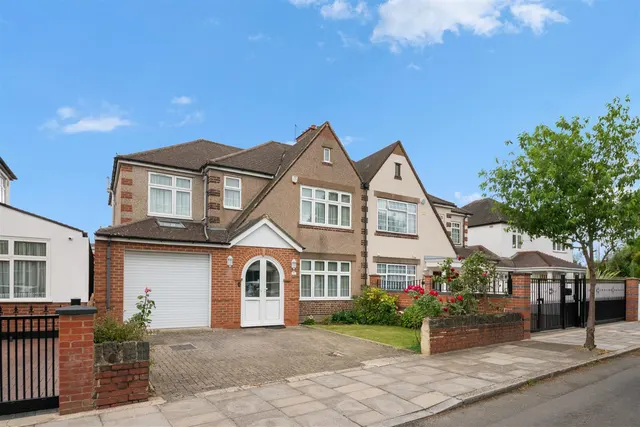 Manston Avenue, Norwood Green, photo 1