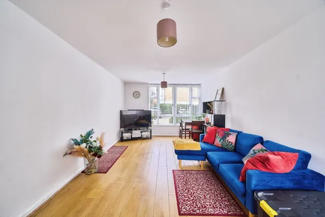 Photo 3 — Grimsby Grove, LONDON, London, E16
