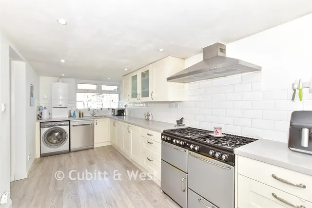 Albretia Avenue, Cowplain, PO8, photo 3