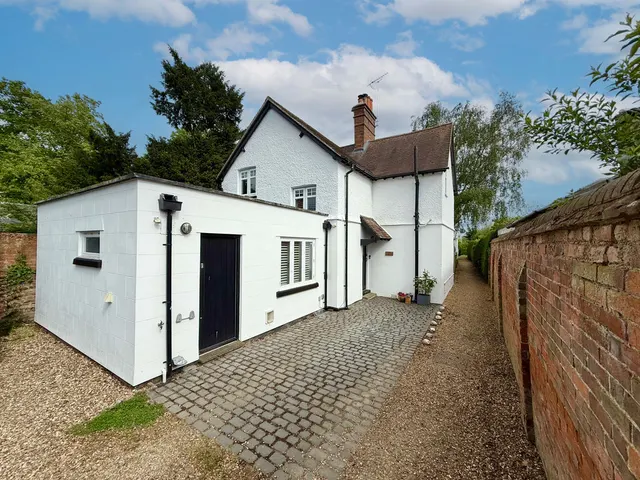 Aylesbury Road, Wing LU7 0PD, photo 1