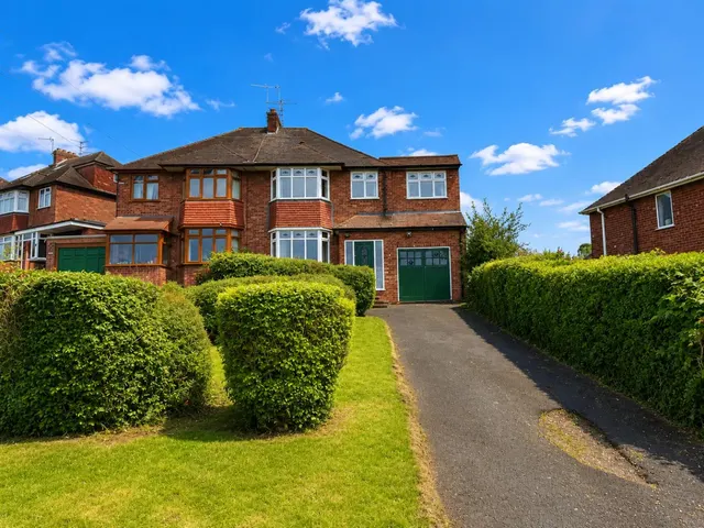 York Crescent, Wollaston, DY8, photo 1