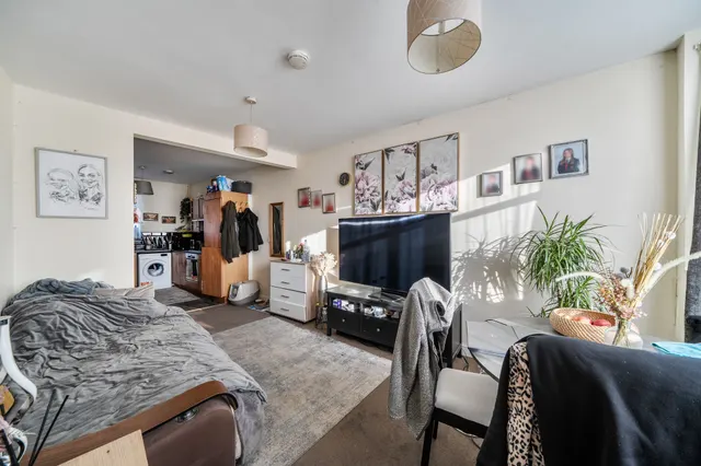 Photo 2 — 20b Wiltshire Road, Thornton Heath