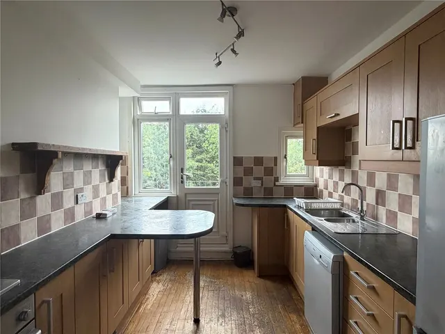 Photo 3 — Hillside Mansions, Barnet Hill, High Barnet, Herts, EN5 5RH