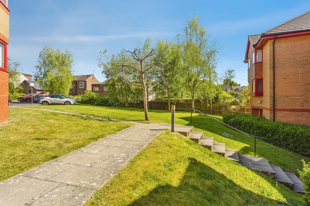 Whitelands, Franklynn Road, Haywards Heath, photo 1