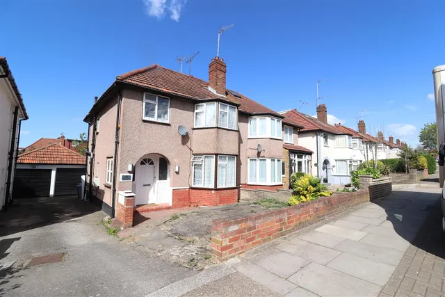3 bedroom house, Crest Road, London, NW2