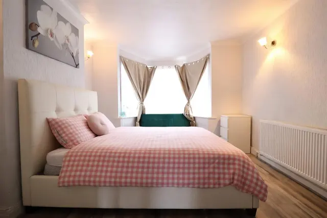 Crest Road, London, NW2, photo 3