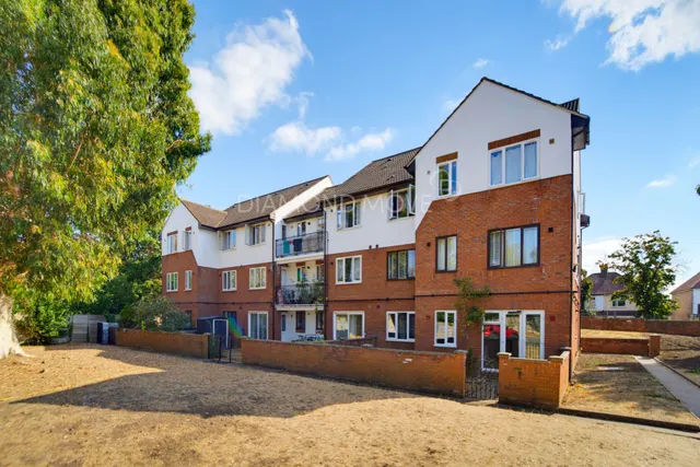 Whitton Road, Hounslow, TW3 2EG, photo 1