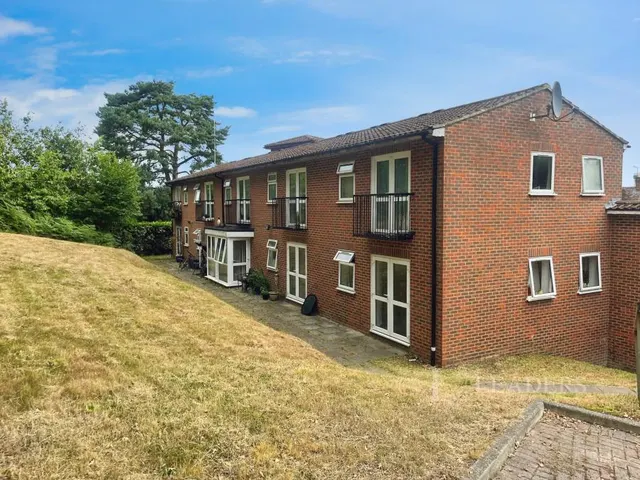 Apple Trees Place, Woking, GU22, photo 1