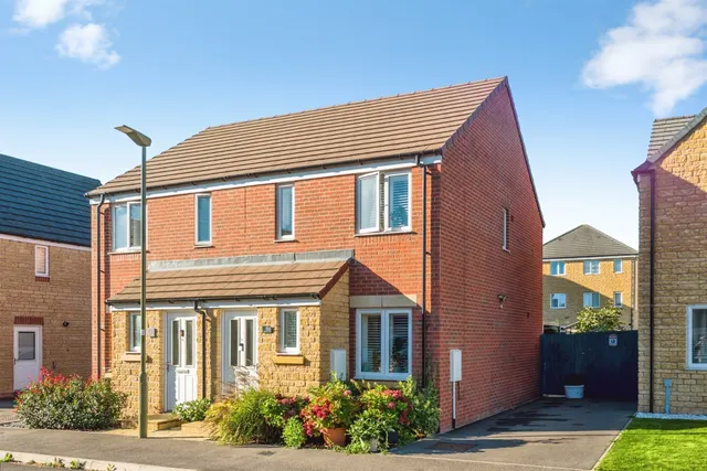 Olley Crescent, Witney, OX29, photo 1