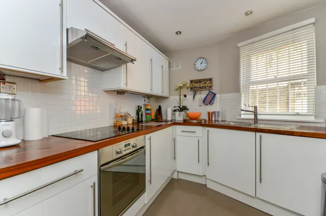 Photo 2 — Flat 1, 34 Kempsford Gardens, London