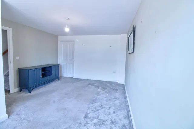 Alba Avenue, Cwmbran, NP44, photo 2