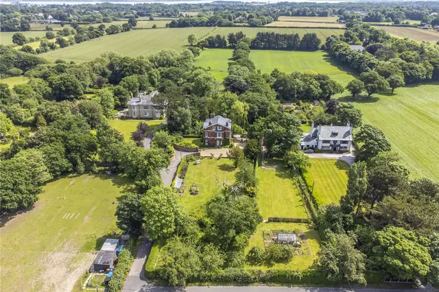 6 bedroom house — Oakfield Road, Childer Thornton, Cheshire, CH66 7NX