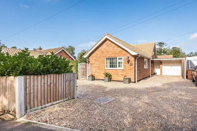 Well Presented Bungalow Close to the, photo 2