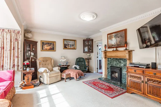 Well Presented Bungalow Close to the, photo 1