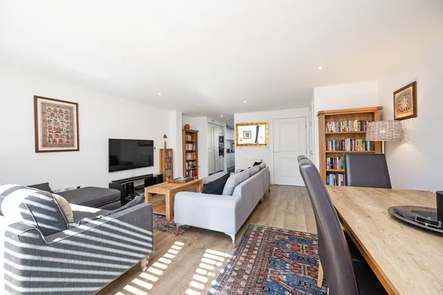 24 Dongola Road, London, photo 1