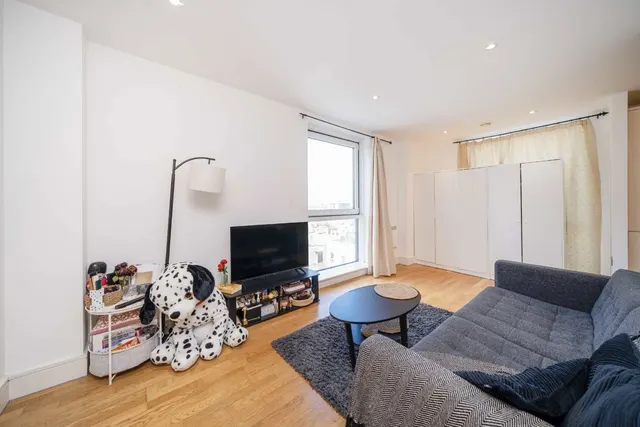 Prestons Road, London, photo 1
