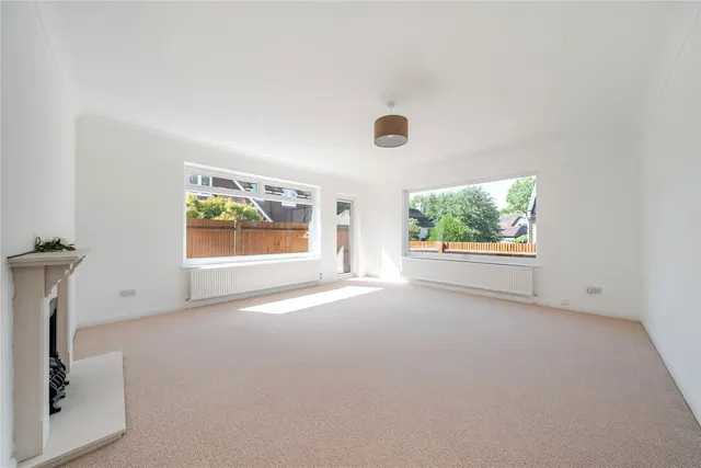 Photo 3 — Wellhurst Close, Orpington, BR6