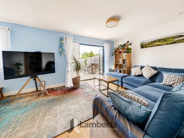 Photo 2 — 5 Arrow View, Studley