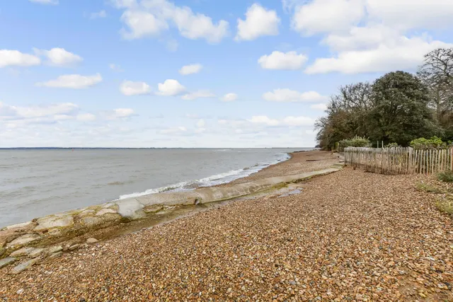 Fishbourne, PO33, photo 2