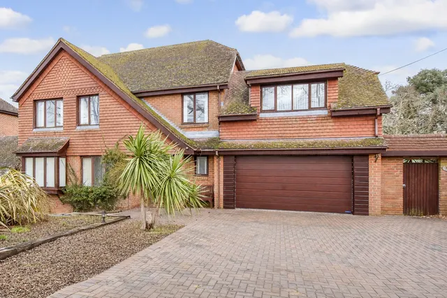 Fishbourne, PO33, photo 1