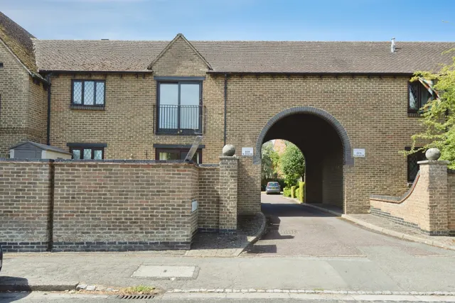 Photo 2 — Hillsborough Road, Oxford