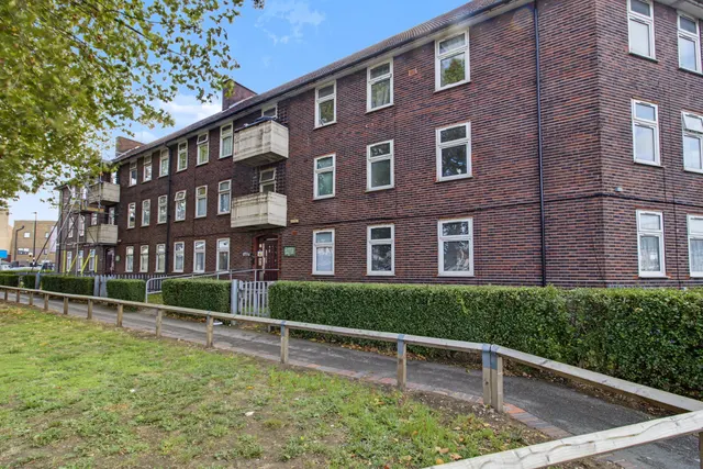 Porters Avenue, Dagenham, RM9, photo 1