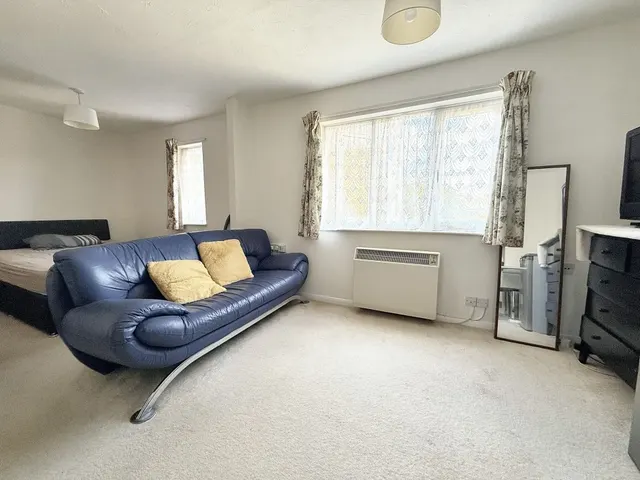 Verona Close, Uxbridge, UB8, photo 3
