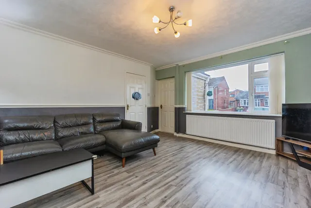 St. Johns Close, Dukinfield, SK16, photo 2