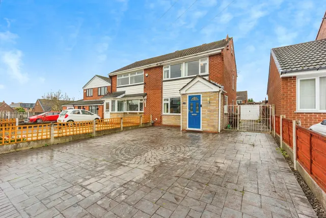 St. Johns Close, Dukinfield, SK16, photo 1