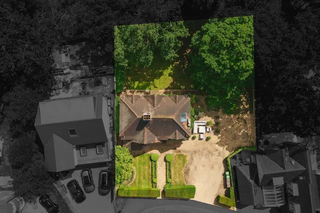 Photo 2 — Oakwood Close, Chislehurst, BR7