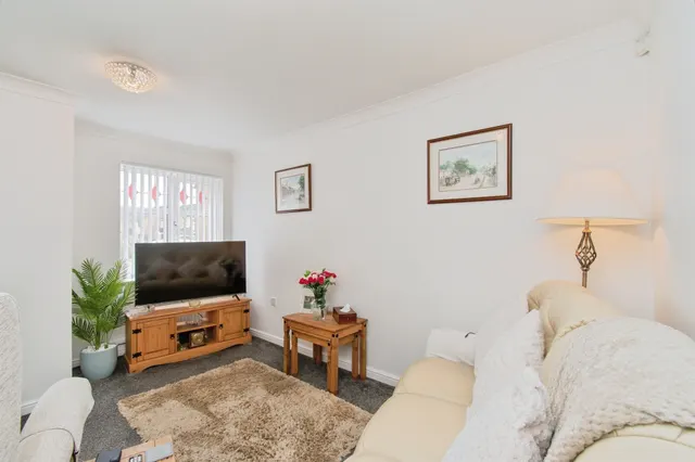 Photo 2 — Hoctun Close, Castleford
