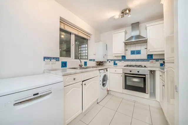 Abbeyfields Close, NW10, photo 2
