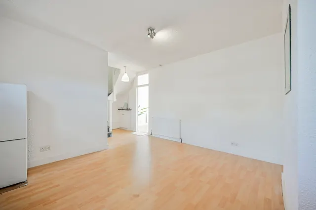 Photo 2 — Flat 6, 2-10 Billet Road, London
