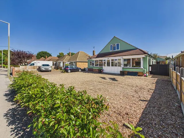 Cloes Lane, Clacton-on-Sea, CO16, photo 1