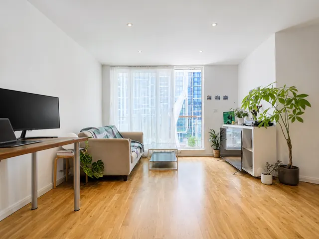 Hanover House, St. George Wharf, SW8, photo 1