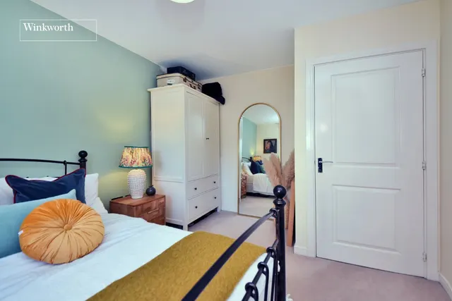Photo 2 — Schoolgate Drive, Morden, SM4