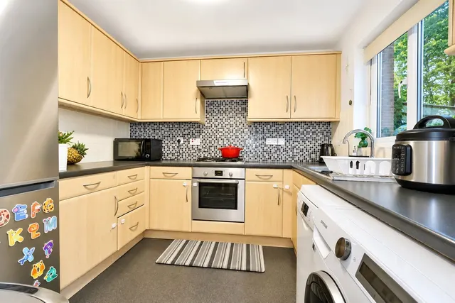 Alterton Close, Goldsworth Park, GU21, photo 2