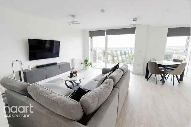 Manford Way, Chigwell, IG7, photo 2