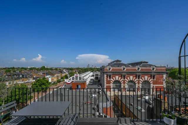 Photo 2 — Flat F, 72 Chiswick High Road, London