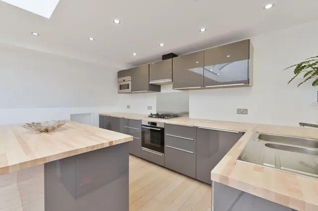 Photo 3 — Flat F, 72 Chiswick High Road, London