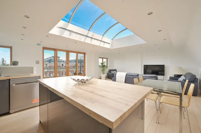 Flat F, 72 Chiswick High Road, London, photo 1