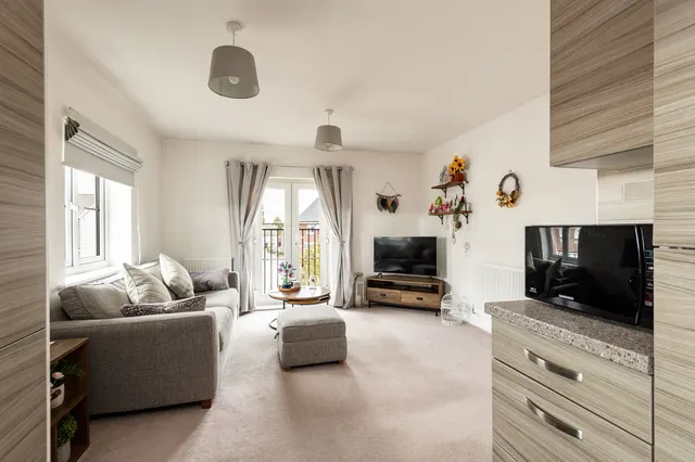 Edmett Way, Langley, photo 3